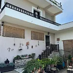 招待所 Local Living Edi 4*