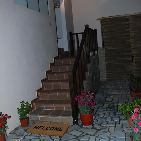Local Living Edi 4*