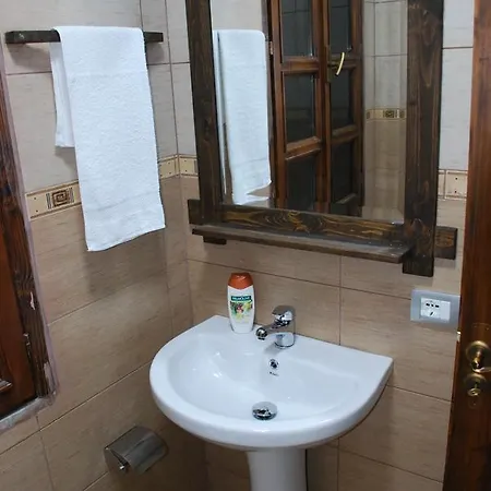 Local Living Edi Penzion Berat