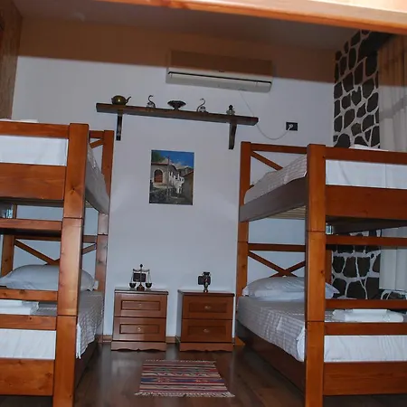 Πανσιόν Local Living Edi Μπεράτ