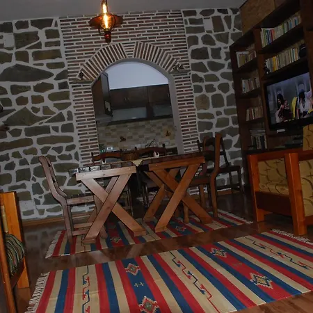 Πανσιόν Local Living Edi Μπεράτ