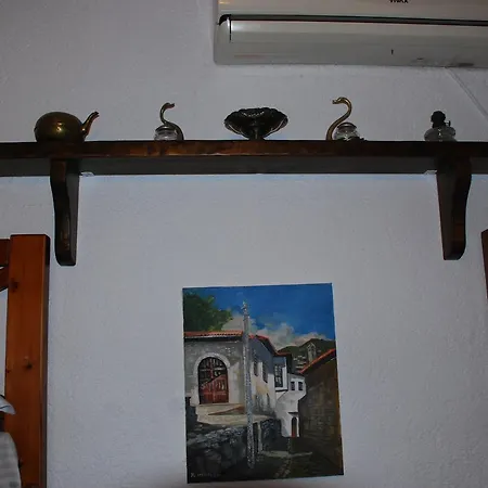 Local Living Edi * Μπεράτ