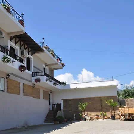 Πανσιόν Local Living Edi Μπεράτ