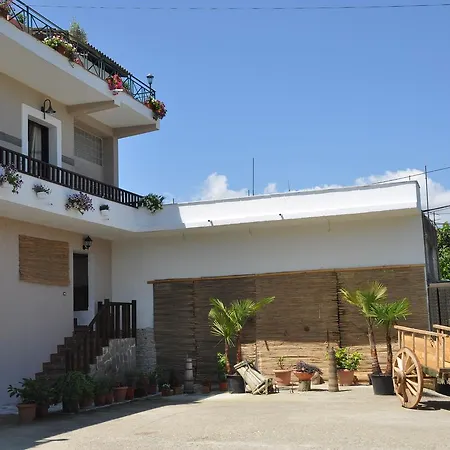 Πανσιόν Local Living Edi Μπεράτ