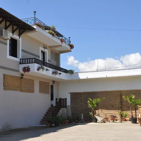 Πανσιόν Local Living Edi Μπεράτ
