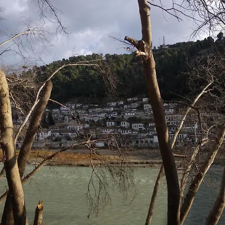 Local Living Edi * Μπεράτ
